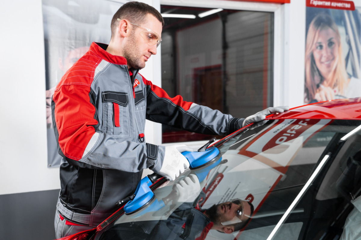 Замена лобового стекла в Москве: установка лобового стекла от 2000 рублей