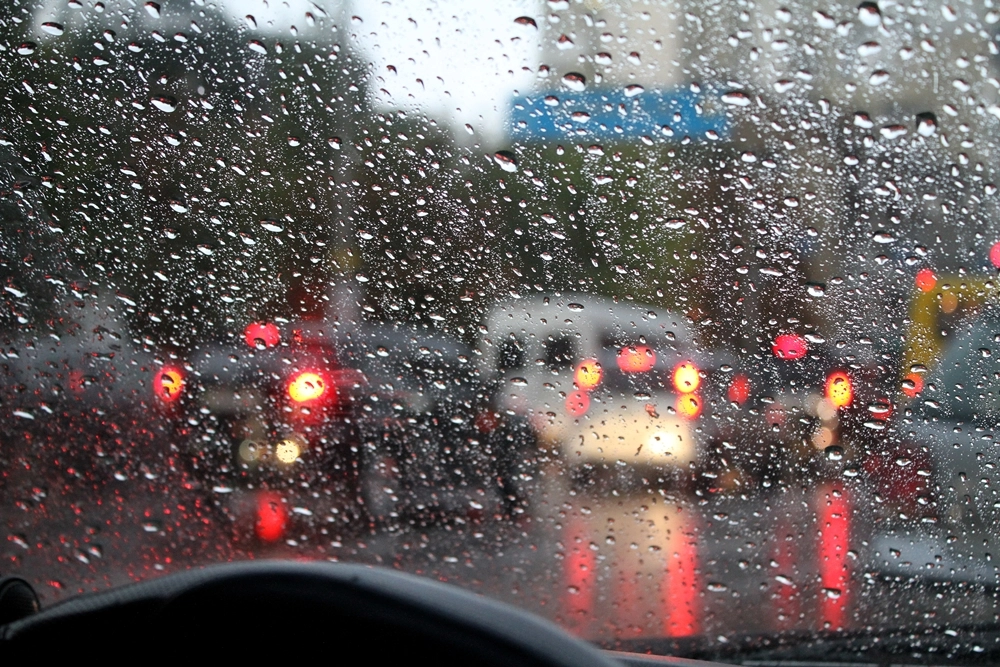 Покрытие стекол автомобиля препаратом «Антидождь» — важный этап ухода