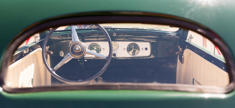 Заводское стекло ретро-автомобиля